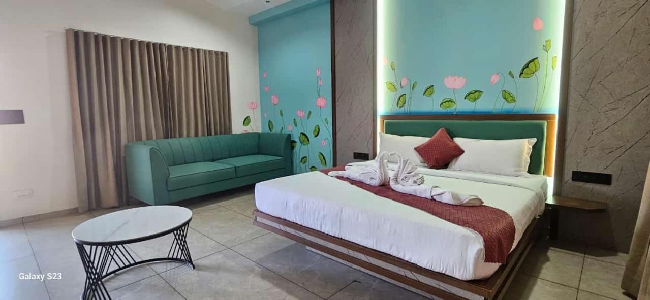 Shree Jalaram Resort Kodāe Eksteriør bilde