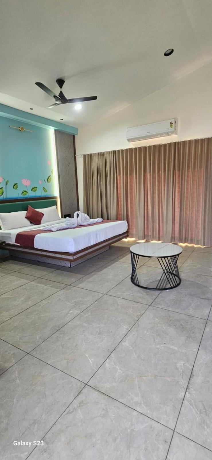 Shree Jalaram Resort Kodāe Eksteriør bilde